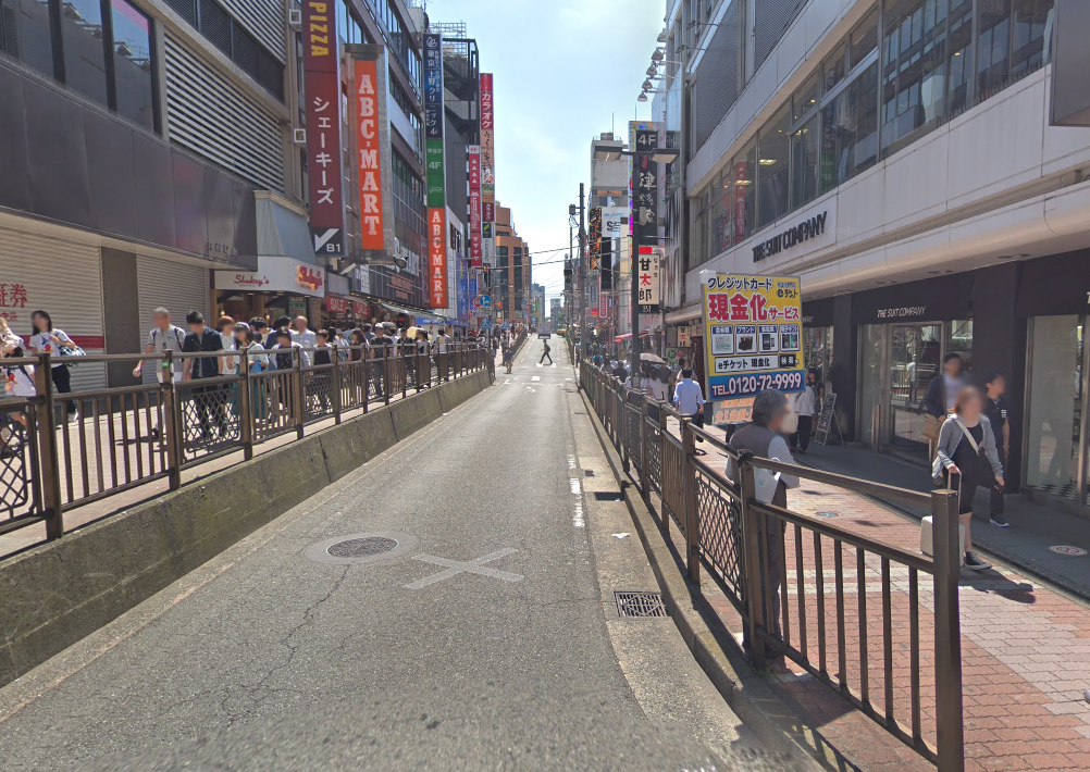 「横浜駅相鉄口・みなみ西口」を出て「ABCマート」等がある道を真っすぐ進みます。
